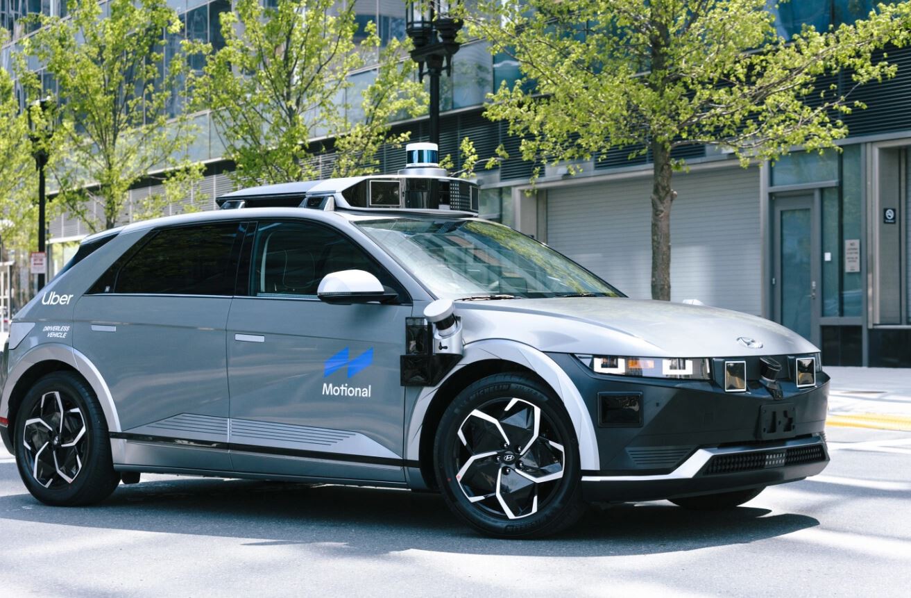 Uber lanza un nuevo servicio de robotaxis eléctricos en Las Vegas ...